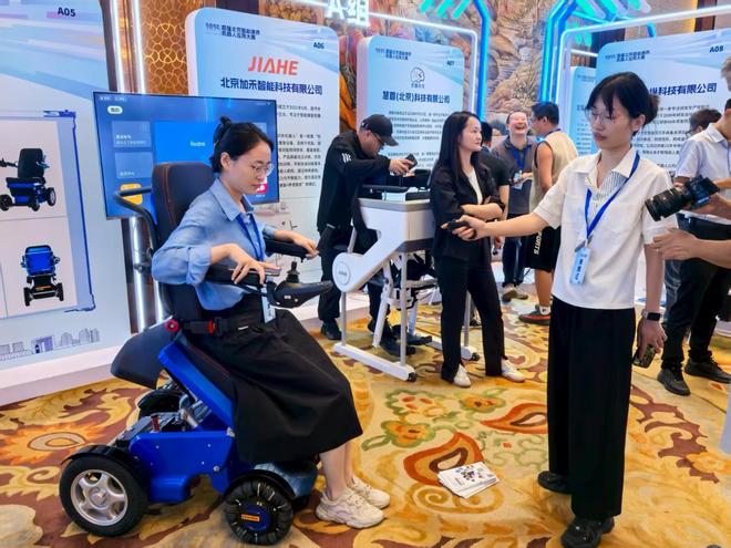从康复训练到护理陪伴 智能机器人成为养老“新帮手”(图4)