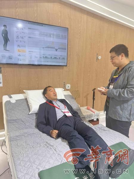 突出“医养结合” 西安健康医疗集团参展第三届西安老博会(图2)